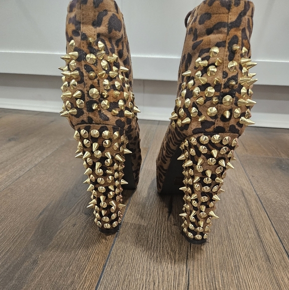 NEW Breckelles Leopard Spiked Platform Booties - Size 9 - Picture 5 of 15